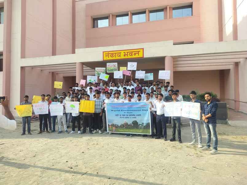 डॉ. भीमराव आंबेडकर तराई किसान महाविद्यालय में पौधरोपण करते एसडीएम राजीव निगम और रेंजर गजेंद्र स डॉ. भीमराव आंबेडकर तराई किसान महाविद्यालय में पौधरोपण करते एसडीएम राजीव निगम और रेंजर गजेंद्र स