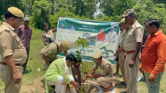 डॉ. भीमराव आंबेडकर तराई किसान महाविद्यालय में पौधरोपण करते एसडीएम राजीव निगम और रेंजर गजेंद्र स डॉ. भीमराव आंबेडकर तराई किसान महाविद्यालय में पौधरोपण करते एसडीएम राजीव निगम और रेंजर गजेंद्र स