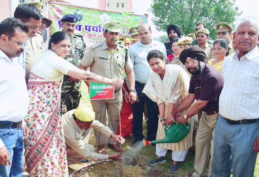 डॉ. भीमराव आंबेडकर तराई किसान महाविद्यालय में पौधरोपण करते एसडीएम राजीव निगम और रेंजर गजेंद्र स डॉ. भीमराव आंबेडकर तराई किसान महाविद्यालय में पौधरोपण करते एसडीएम राजीव निगम और रेंजर गजेंद्र स