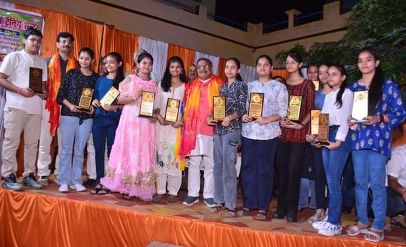 एमएमसी रजनीकांत माहेश्वरी को प्रतीक चिन्ह देते समाज के लोग। संवाद एमएमसी रजनीकांत माहेश्वरी को प्रतीक चिन्ह देते समाज के लोग। संवाद