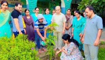 फोटो 26- सोनीपत के गन्नौर के जलघर में लोगों के साथ पौधरोपण करते विधायक देवेंद्र कादियान। संवाद फोटो 26- सोनीपत के गन्नौर के जलघर में लोगों के साथ पौधरोपण करते विधायक देवेंद्र कादियान। संवाद