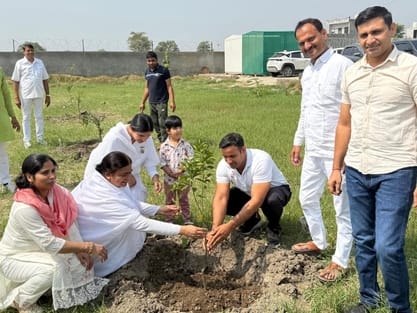 फोटो 26- सोनीपत के गन्नौर के जलघर में लोगों के साथ पौधरोपण करते विधायक देवेंद्र कादियान। संवाद फोटो 26- सोनीपत के गन्नौर के जलघर में लोगों के साथ पौधरोपण करते विधायक देवेंद्र कादियान। संवाद