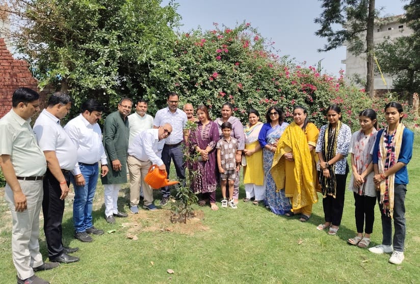 फोटो 26- सोनीपत के गन्नौर के जलघर में लोगों के साथ पौधरोपण करते विधायक देवेंद्र कादियान। संवाद फोटो 26- सोनीपत के गन्नौर के जलघर में लोगों के साथ पौधरोपण करते विधायक देवेंद्र कादियान। संवाद