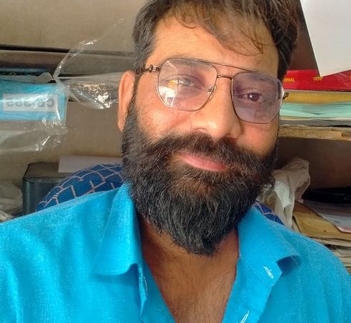 फोटो संख्या:73- सीएससी सेंटर पर सरल पोर्टल शुरू होने का इंतजार करते युवा--संवाद