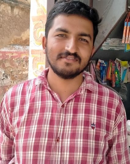 फोटो संख्या:73- सीएससी सेंटर पर सरल पोर्टल शुरू होने का इंतजार करते युवा--संवाद