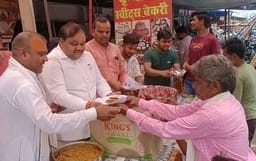गौहरपुरा स्थित गायत्री शक्तिपीठ पर यज्ञ में आहुति डालते साधक। स्रोत: आयोजक
