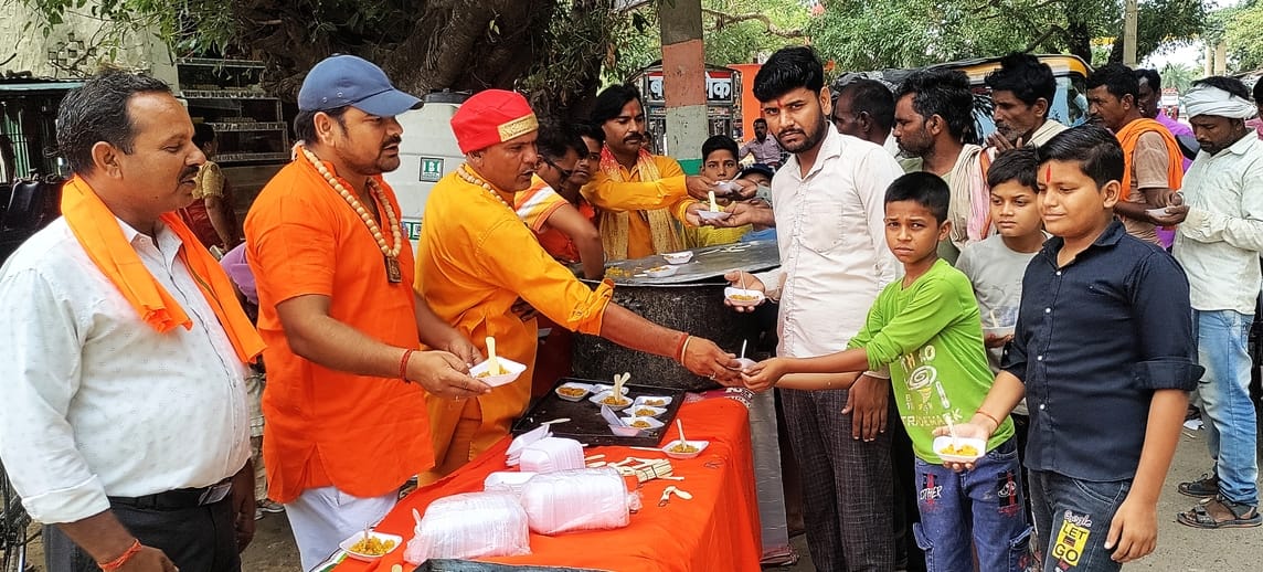 गौहरपुरा स्थित गायत्री शक्तिपीठ पर यज्ञ में आहुति डालते साधक। स्रोत: आयोजक