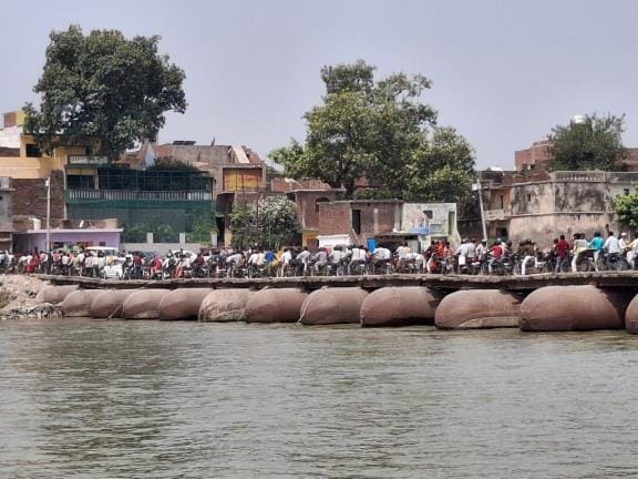 इटावा- बरेली हाईवे पर लगे जाम में फंसे वाहन। इटावा- बरेली हाईवे पर लगे जाम में फंसे वाहन।