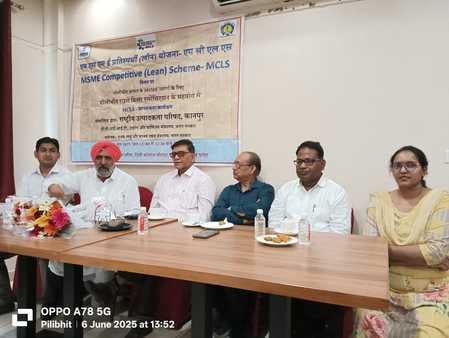 जन चेतना एक्सप्रेस को हरी झंडी दिखाते डीएफओ साउथ। स्रोत-वन विभाग। जन चेतना एक्सप्रेस को हरी झंडी दिखाते डीएफओ साउथ। स्रोत-वन विभाग।