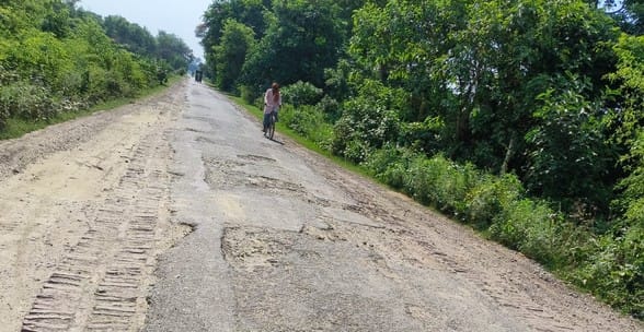 जर्जर हालत में अदलाबाद-शारदानगर बंधा मार्ग। संवाद