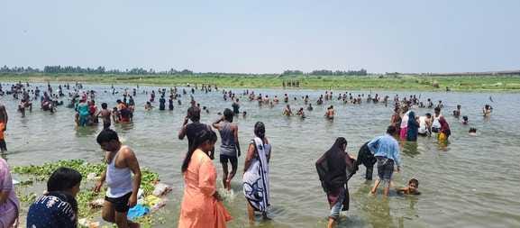 ज्येष्ठ मास के गंगा दशहरा पर श्रद्धालुओं ने रामगंगा में लगाई डुबकी। ज्येष्ठ मास के गंगा दशहरा पर श्रद्धालुओं ने रामगंगा में लगाई डुबकी।