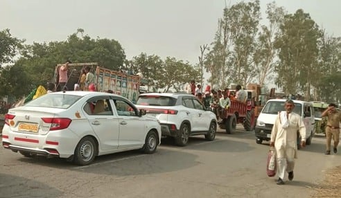 कछला घाट पर आस्था के सैलाब में सराबोर दिखे श्रद्धालु। संवाद