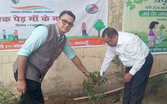 ककराला में स्कूली बच्चे बगीचे में पौधों की जानकारी लेते हुए।-संवाद ककराला में स्कूली बच्चे बगीचे में पौधों की जानकारी लेते हुए।-संवाद