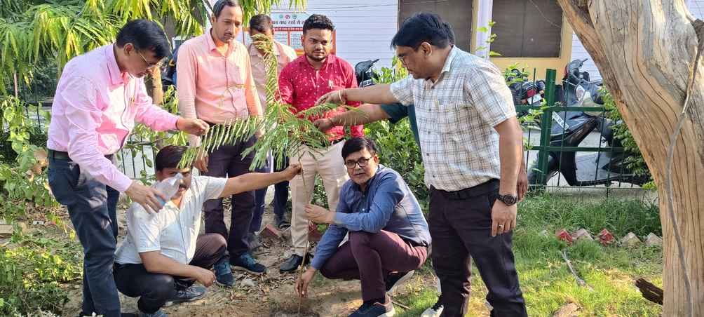ककराला में स्कूली बच्चे बगीचे में पौधों की जानकारी लेते हुए।-संवाद ककराला में स्कूली बच्चे बगीचे में पौधों की जानकारी लेते हुए।-संवाद