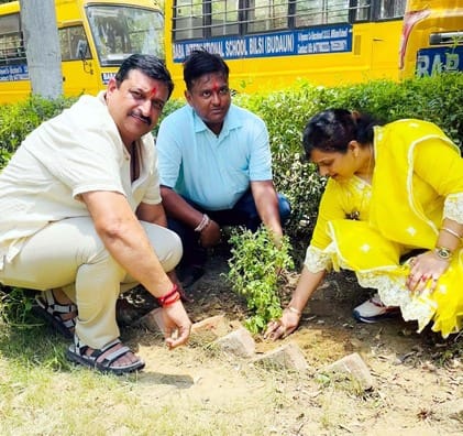 ककराला में स्कूली बच्चे बगीचे में पौधों की जानकारी लेते हुए।-संवाद ककराला में स्कूली बच्चे बगीचे में पौधों की जानकारी लेते हुए।-संवाद