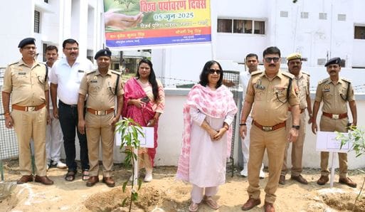 ककराला में स्कूली बच्चे बगीचे में पौधों की जानकारी लेते हुए।-संवाद ककराला में स्कूली बच्चे बगीचे में पौधों की जानकारी लेते हुए।-संवाद
