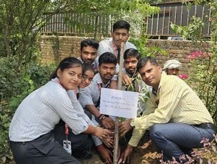 ककराला में स्कूली बच्चे बगीचे में पौधों की जानकारी लेते हुए।-संवाद ककराला में स्कूली बच्चे बगीचे में पौधों की जानकारी लेते हुए।-संवाद