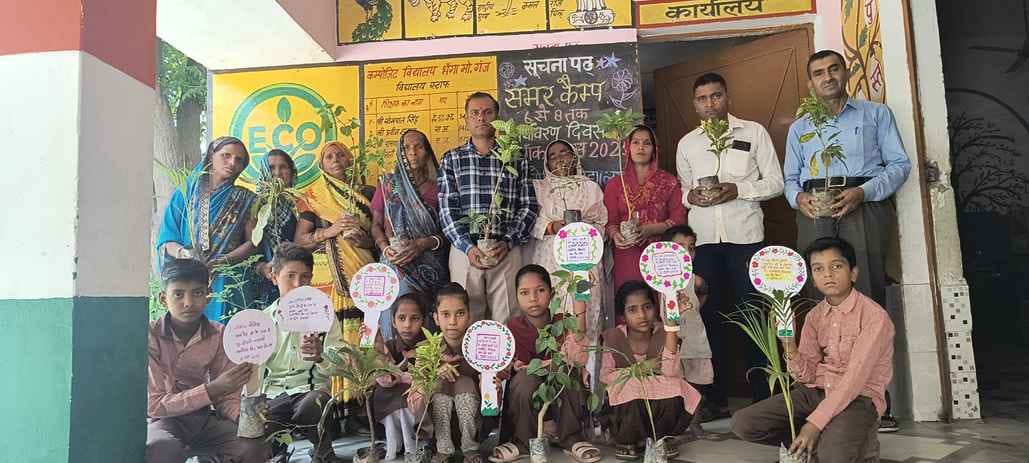 कलीनगर में पौधारोपण करते ईओ एजाज अहमद।  संवाद