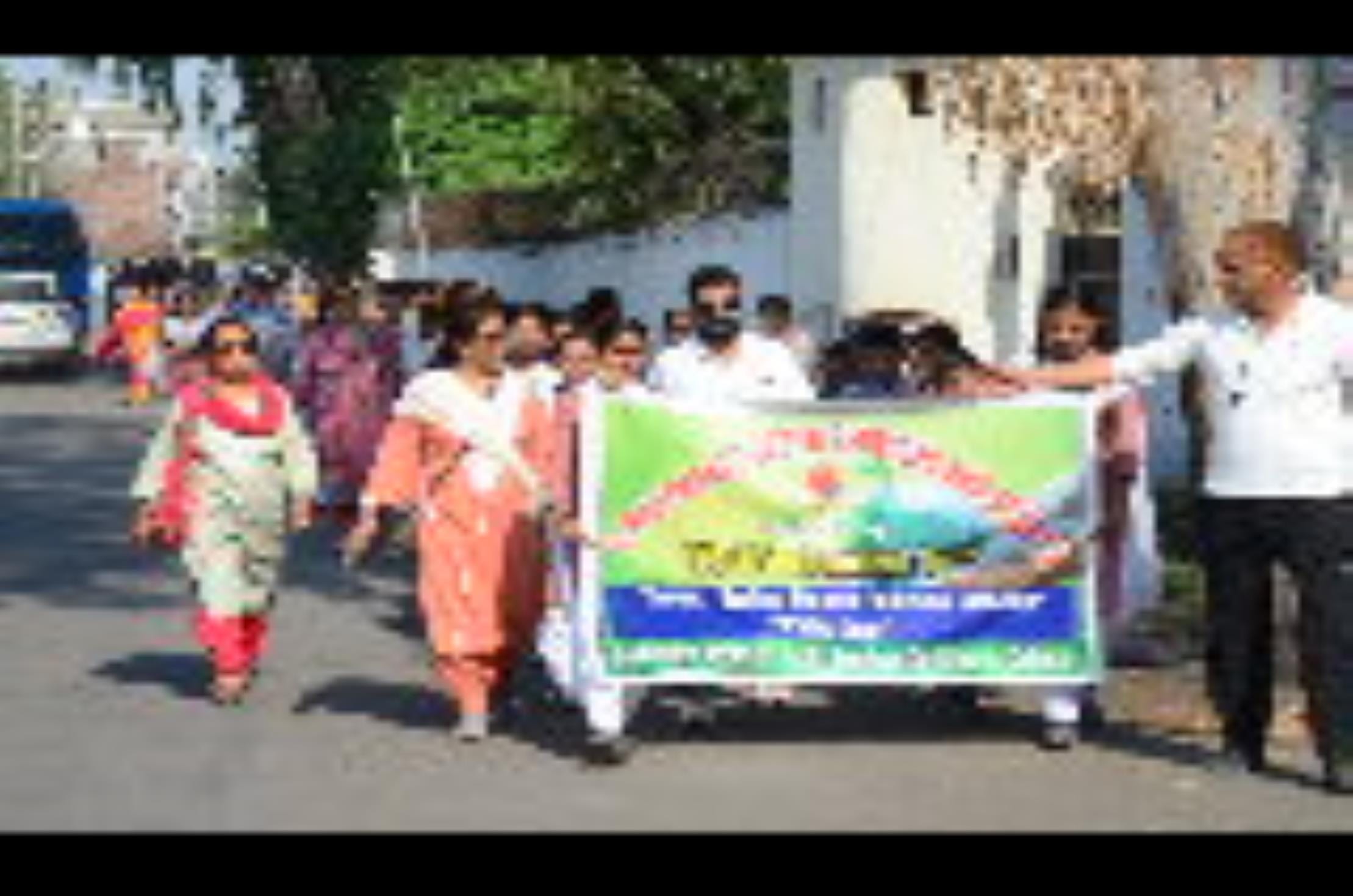 कठुआ शहर में युवा सेवाएं एवं खेल विभाग की ओर से आयोजित पर्यावरण दिवस पर जागरूकता रैली में शामिल कठुआ शहर में युवा सेवाएं एवं खेल विभाग की ओर से आयोजित पर्यावरण दिवस पर जागरूकता रैली में शामिल