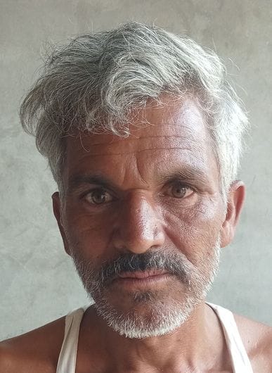 लौहरपुरा गांव की पानी और कीचड़ से भरी सड़क।-संवाद
