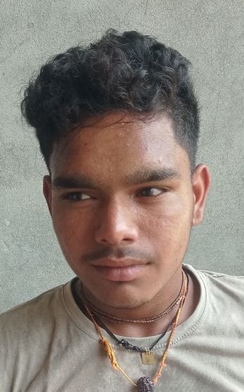 लौहरपुरा गांव की पानी और कीचड़ से भरी सड़क।-संवाद
