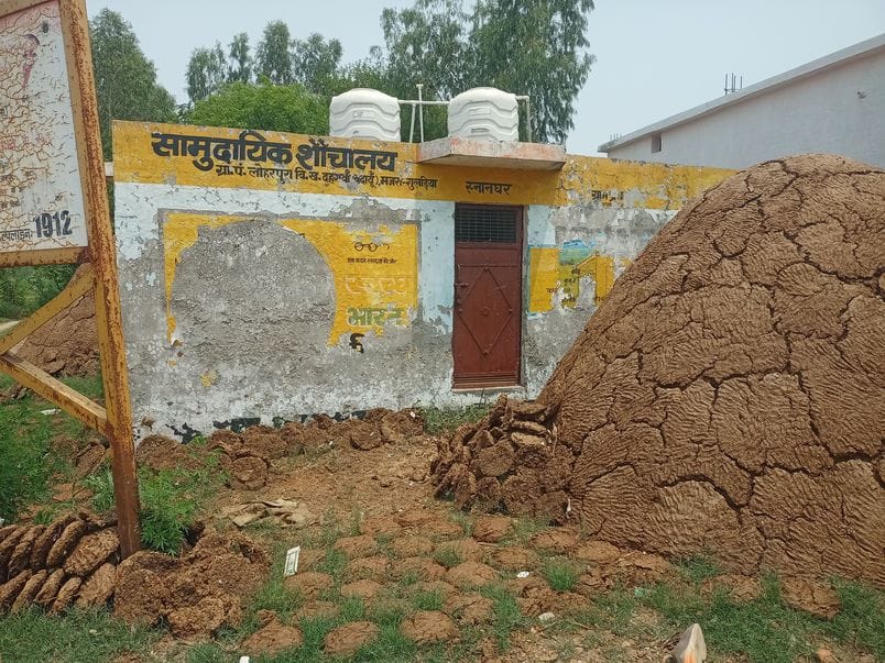 लौहरपुरा गांव की पानी और कीचड़ से भरी सड़क।-संवाद