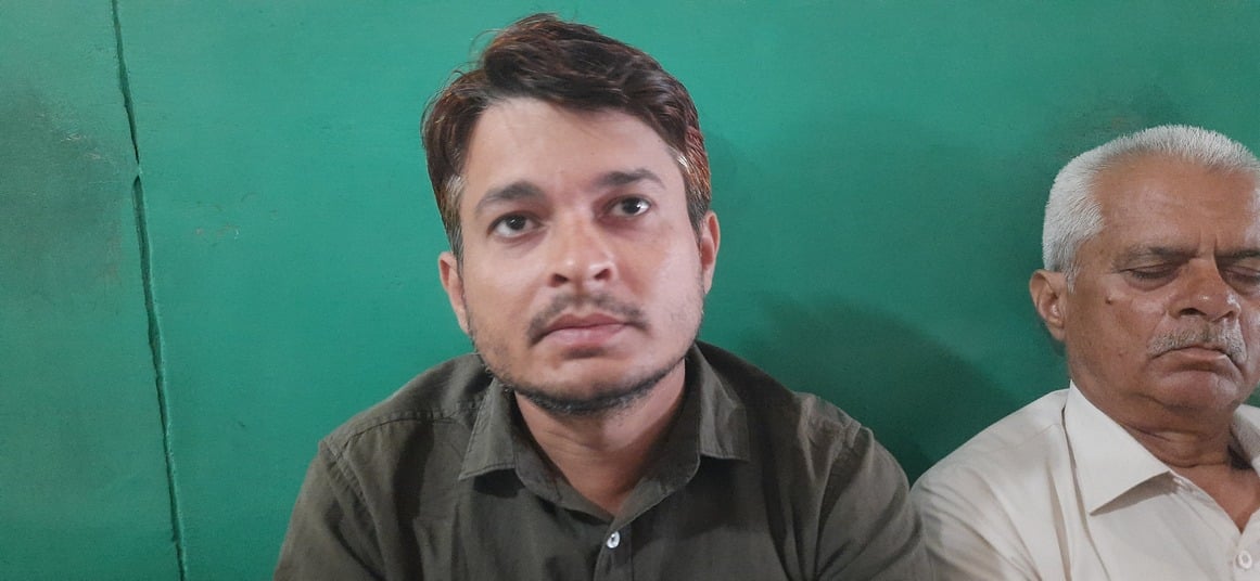 मेडिकल कॉलेज हमीरपुर के पर्ची काउंटर पर पर्ची बनवाते लोग। संवाद।