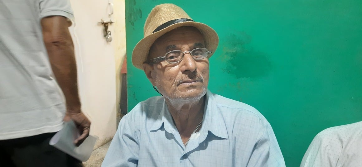 मेडिकल कॉलेज हमीरपुर के पर्ची काउंटर पर पर्ची बनवाते लोग। संवाद।