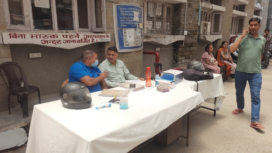 मेडिकल कॉलेज हमीरपुर के पर्ची काउंटर पर पर्ची बनवाते लोग। संवाद।
