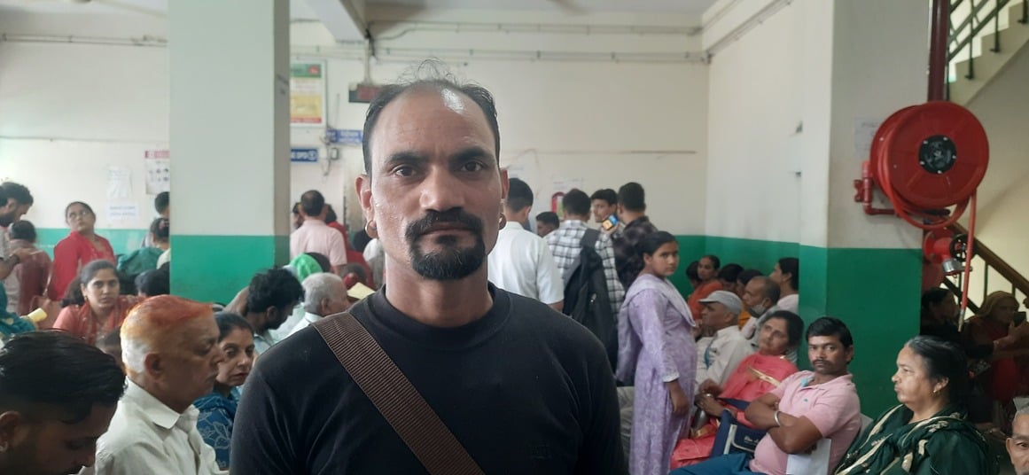 मेडिकल कॉलेज हमीरपुर के पर्ची काउंटर पर पर्ची बनवाते लोग। संवाद।