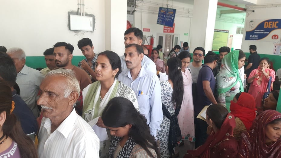 मेडिकल कॉलेज हमीरपुर के पर्ची काउंटर पर पर्ची बनवाते लोग। संवाद।