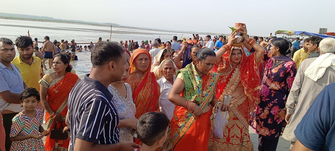 मखदुमपुर गंगा घाट पर गंगा दशहरे के अवसर पर स्नान करते श्रद्धालु स्रोत संवाद