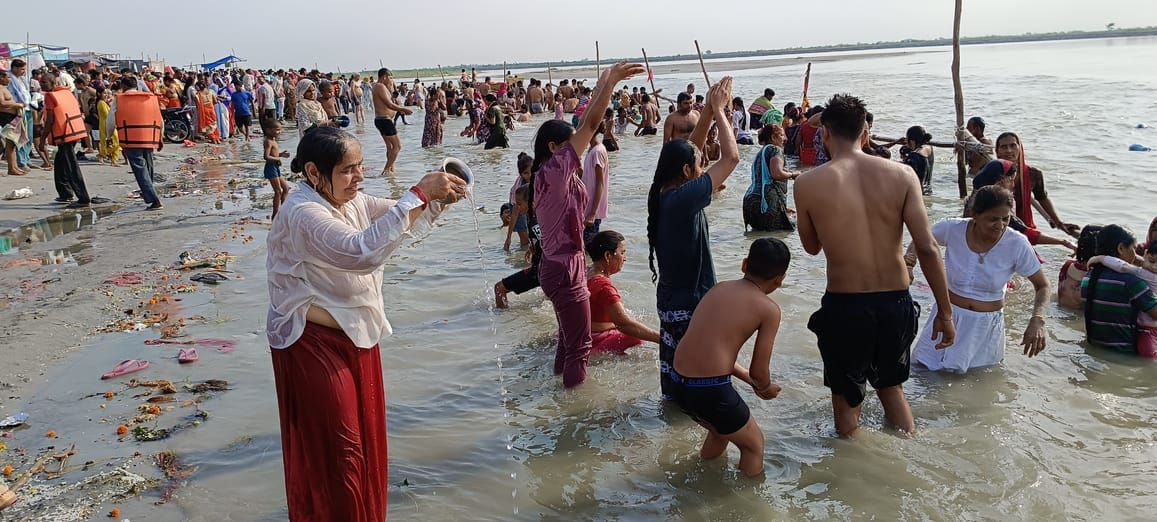 मखदुमपुर गंगा घाट पर गंगा दशहरे के अवसर पर स्नान करते श्रद्धालु स्रोत संवाद