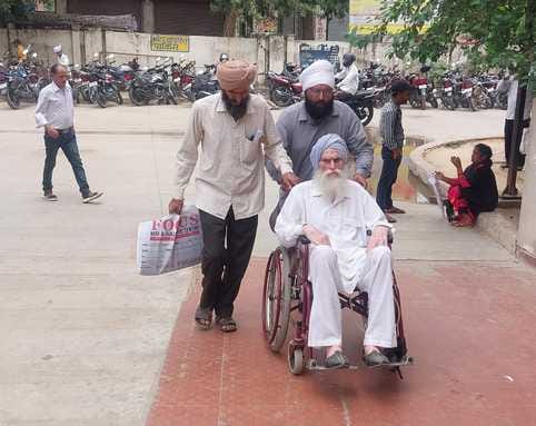 मरीज को वार्ड में ले जाता तीमारदार। संवाद मरीज को वार्ड में ले जाता तीमारदार। संवाद