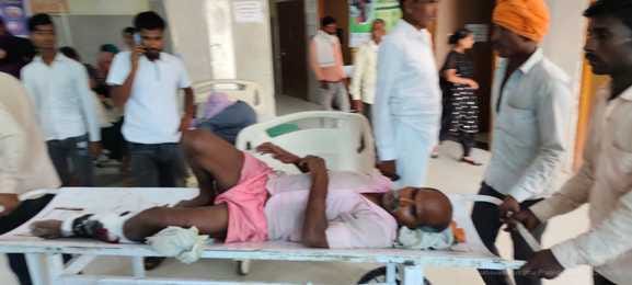 मरीज को वार्ड में ले जाता तीमारदार। संवाद मरीज को वार्ड में ले जाता तीमारदार। संवाद