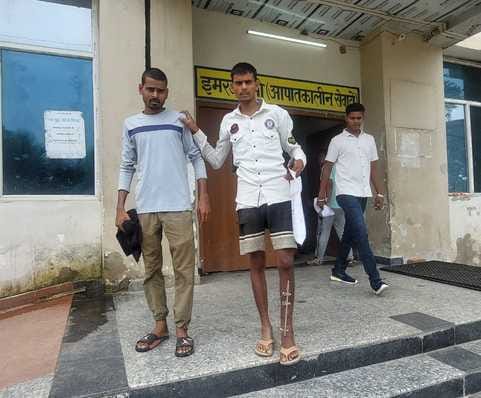 मरीज को वार्ड में ले जाता तीमारदार। संवाद मरीज को वार्ड में ले जाता तीमारदार। संवाद