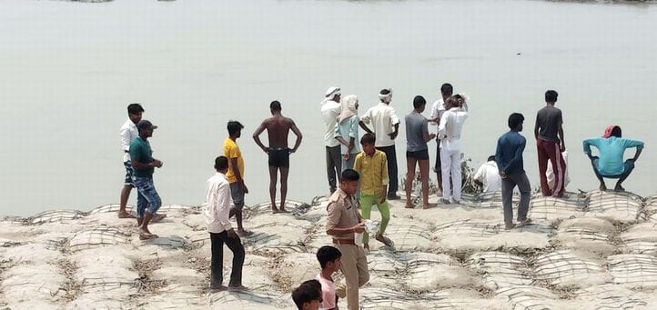 सीएचसी उझानी पर रोते-बिलखते लखन के परजिन। संवाद सीएचसी उझानी पर रोते-बिलखते लखन के परजिन। संवाद