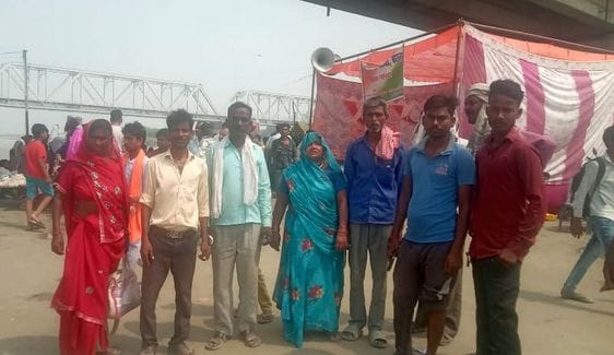 सीएचसी उझानी पर रोते-बिलखते लखन के परजिन। संवाद सीएचसी उझानी पर रोते-बिलखते लखन के परजिन। संवाद