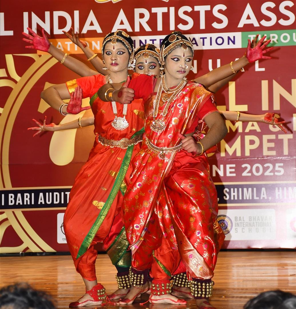 शिमला के कालीबाड़ी हाल में अखिल भारतीय नाटक और नृत्य प्रतियोगिता में प्रस्तुति देते कलाकार। फ शिमला के कालीबाड़ी हाल में अखिल भारतीय नाटक और नृत्य प्रतियोगिता में प्रस्तुति देते कलाकार। फ
