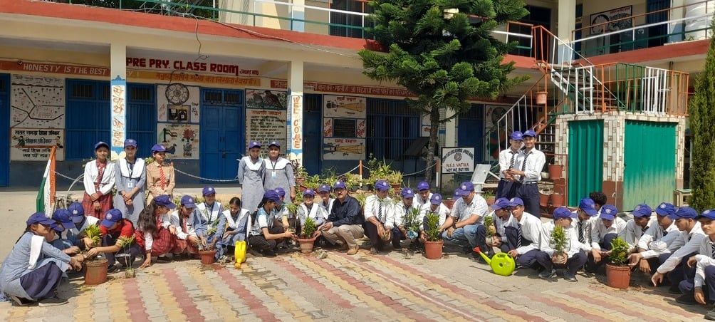 टौणी देवी स्कूल में पौधरोपण करता स्काउट व अभिभावक। स्रोत: संस्थान टौणी देवी स्कूल में पौधरोपण करता स्काउट व अभिभावक। स्रोत: संस्थान