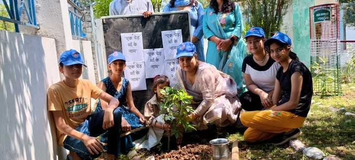 टौणी देवी स्कूल में पौधरोपण करता स्काउट व अभिभावक। स्रोत: संस्थान टौणी देवी स्कूल में पौधरोपण करता स्काउट व अभिभावक। स्रोत: संस्थान