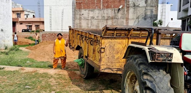 उझानी में मिट्टी लदी ट्रैक्टर- ट्रॉलीकी टक्कर से घायल लकी के साथ मौजूद मां। संवाद