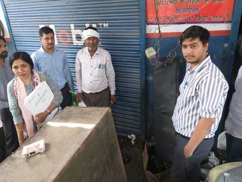 अंबाला छावनी के तोपखाना परेड में सीलिंग की कार्रवाई के दौरान पुलिस लोगों को समझाते हुए। संवाद अंबाला छावनी के तोपखाना परेड में सीलिंग की कार्रवाई के दौरान पुलिस लोगों को समझाते हुए। संवाद