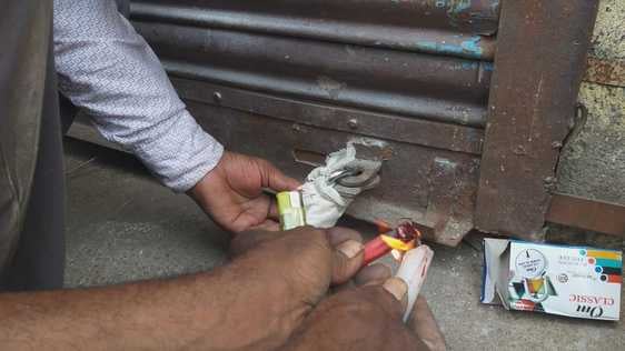 अंबाला छावनी के तोपखाना परेड में सीलिंग की कार्रवाई के दौरान पुलिस लोगों को समझाते हुए। संवाद अंबाला छावनी के तोपखाना परेड में सीलिंग की कार्रवाई के दौरान पुलिस लोगों को समझाते हुए। संवाद