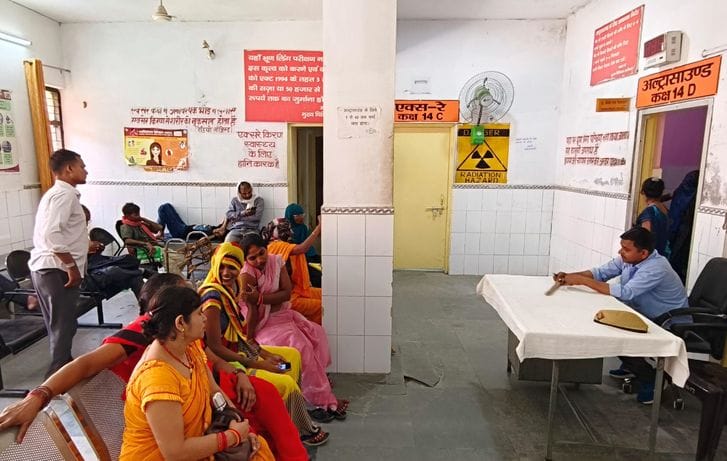 अल्ट्रासांउड विभाग की खराब है नंबर बताने वाली डिस्प्ले। संवाद अल्ट्रासांउड विभाग की खराब है नंबर बताने वाली डिस्प्ले। संवाद