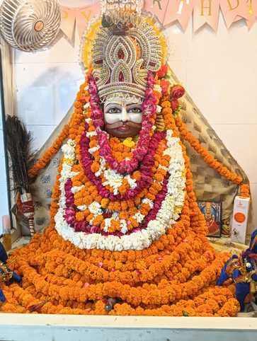 छावनी के रानी बाग स्थित श्री दुर्गा मंदिर में छबील वितरित करते पदाधिकारी। स्वयं छावनी के रानी बाग स्थित श्री दुर्गा मंदिर में छबील वितरित करते पदाधिकारी। स्वयं