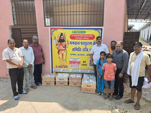 छावनी के रानी बाग स्थित श्री दुर्गा मंदिर में छबील वितरित करते पदाधिकारी। स्वयं छावनी के रानी बाग स्थित श्री दुर्गा मंदिर में छबील वितरित करते पदाधिकारी। स्वयं