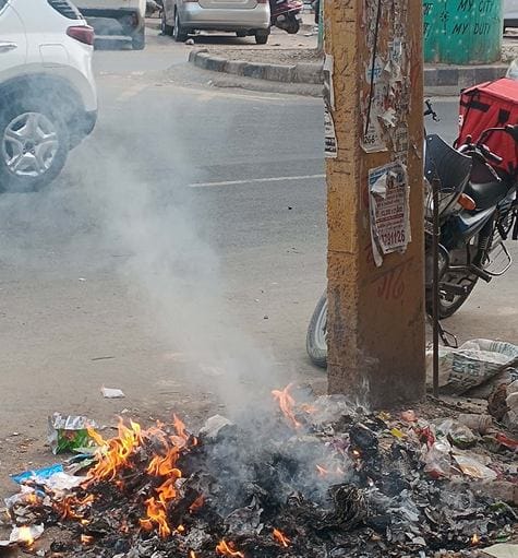 -फोटो 52 : नाहरा-नाहरी रोड पर अग्रवाल कॉलोनी के नजदीक रेलवे ओवर ब्रिज के पास पड़ा कचरा। संवाद -फोटो 52 : नाहरा-नाहरी रोड पर अग्रवाल कॉलोनी के नजदीक रेलवे ओवर ब्रिज के पास पड़ा कचरा। संवाद