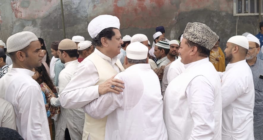 कस्बा खीरी की ईदगाह ने नमाज पढ़ते लोग। संवाद कस्बा खीरी की ईदगाह ने नमाज पढ़ते लोग। संवाद