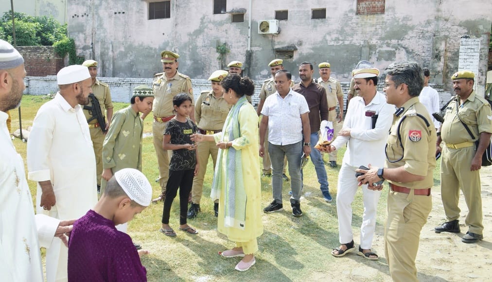 कस्बा खीरी की ईदगाह ने नमाज पढ़ते लोग। संवाद कस्बा खीरी की ईदगाह ने नमाज पढ़ते लोग। संवाद